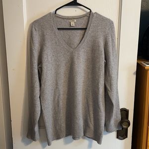 L.L. Bean Cashmere V-neck Swaeter in Grey size Large
